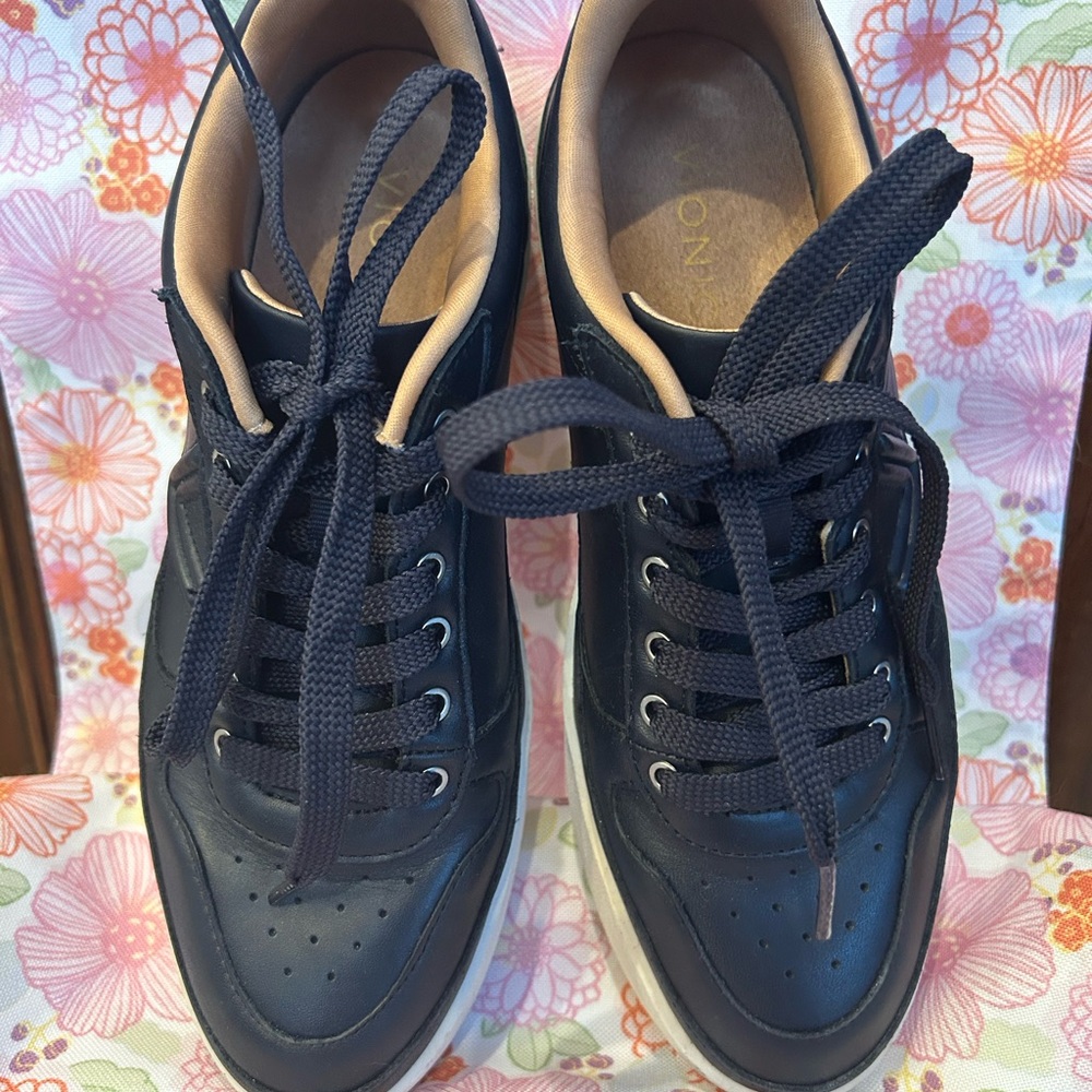 Vionic Navy women’s sneaker